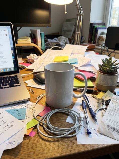 Entrée : tasse sur un bureau en désordre